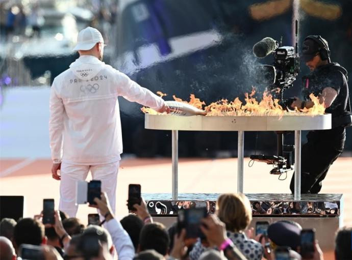 奥运圣火抵达法国马赛，开启巴黎奥运会火炬接力