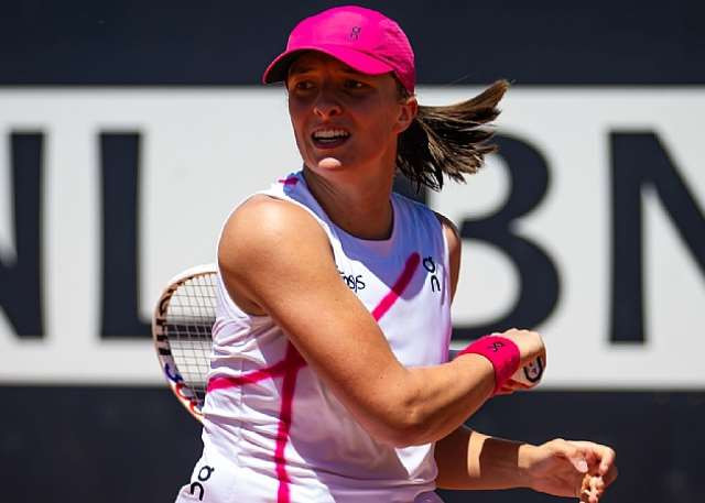 Dominant Swiatek sails into Italian Open semifinal