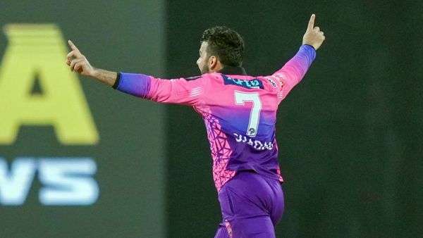 شاداب خان چیلنجز کی عکاسی کرتے ہیں۔