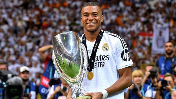 Kylian Mbappe fête son 1er titre avec le Real