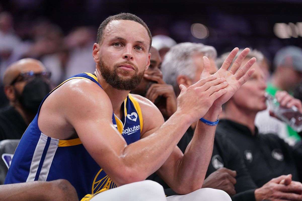 Stephen Curry Extends Contract with Golden State