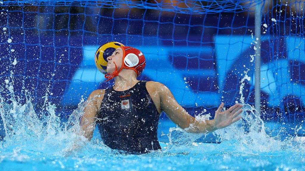 Waterpolosters naar de halve finale