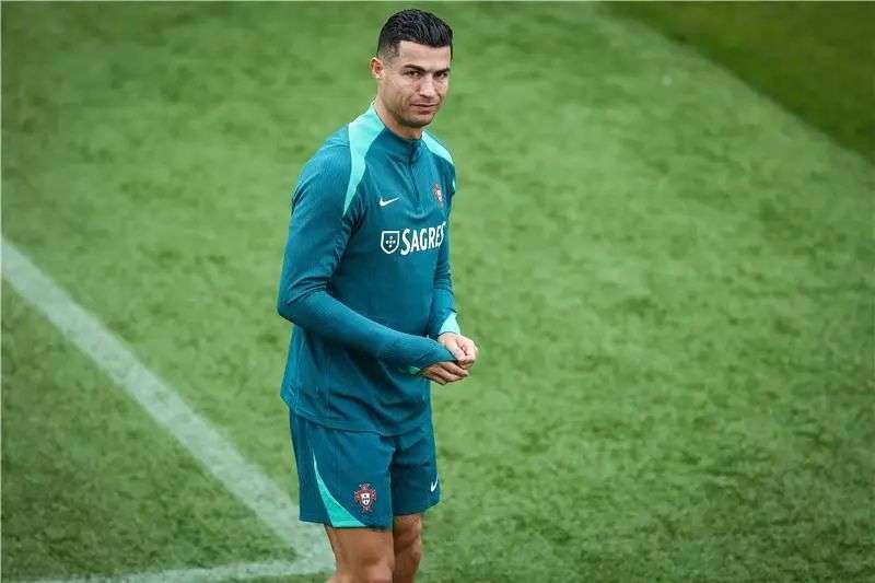 Nganggo angka.. Legenda Portugal bocah-bocah ing ngarepe Ronaldo