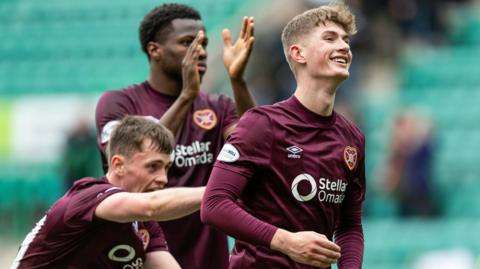 Hearts net late to secure draw with Hibs in derby