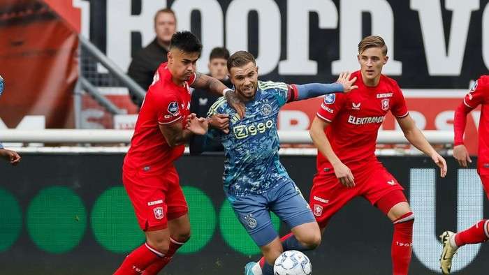 Balik dari Cedera, Hilgers Bawa Twente Tahan Ajax