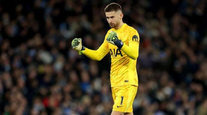 Kiper Tottenham Main 1 Jam dengan Kaki Retak