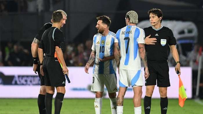 Lionel Messi Kesal Hingga Tunjuk-tunjuk Wasit