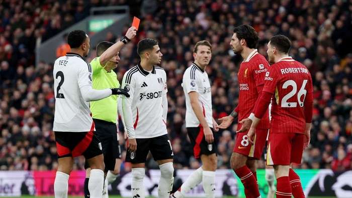 Liverpool Imbang, Slot Ogah Salahkan Kartu Merah