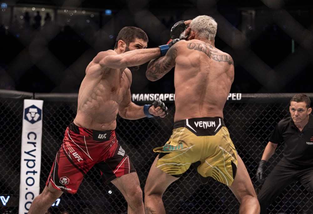 Islam Makhachev et Charles Oliveira : Une Revanche Imminente ?