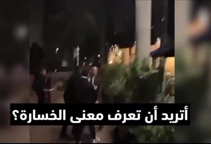 جوارديولا يحاول الاعتداء على مشجع استفزه