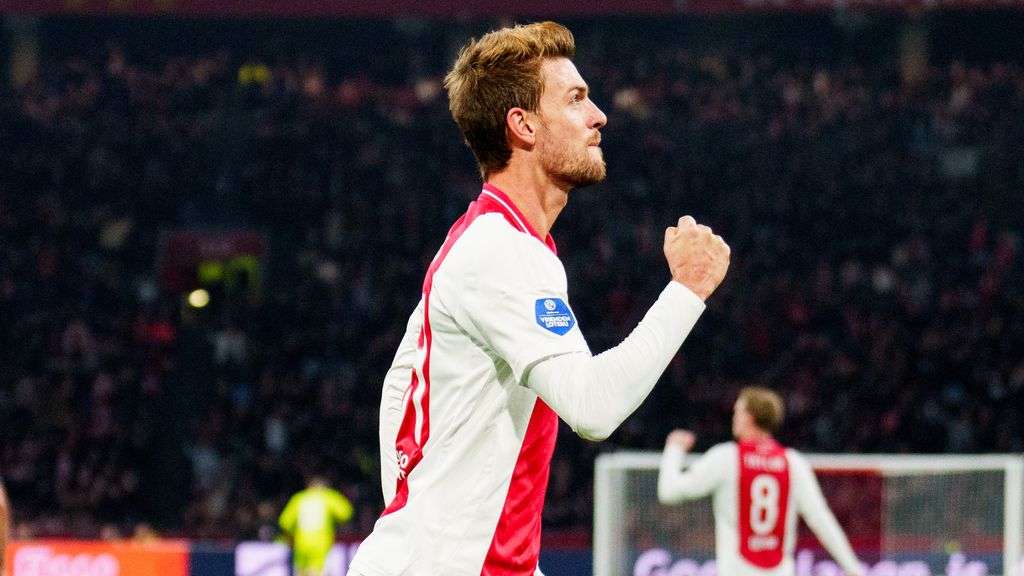 Ajax wint door twee rake kopballen met moeite