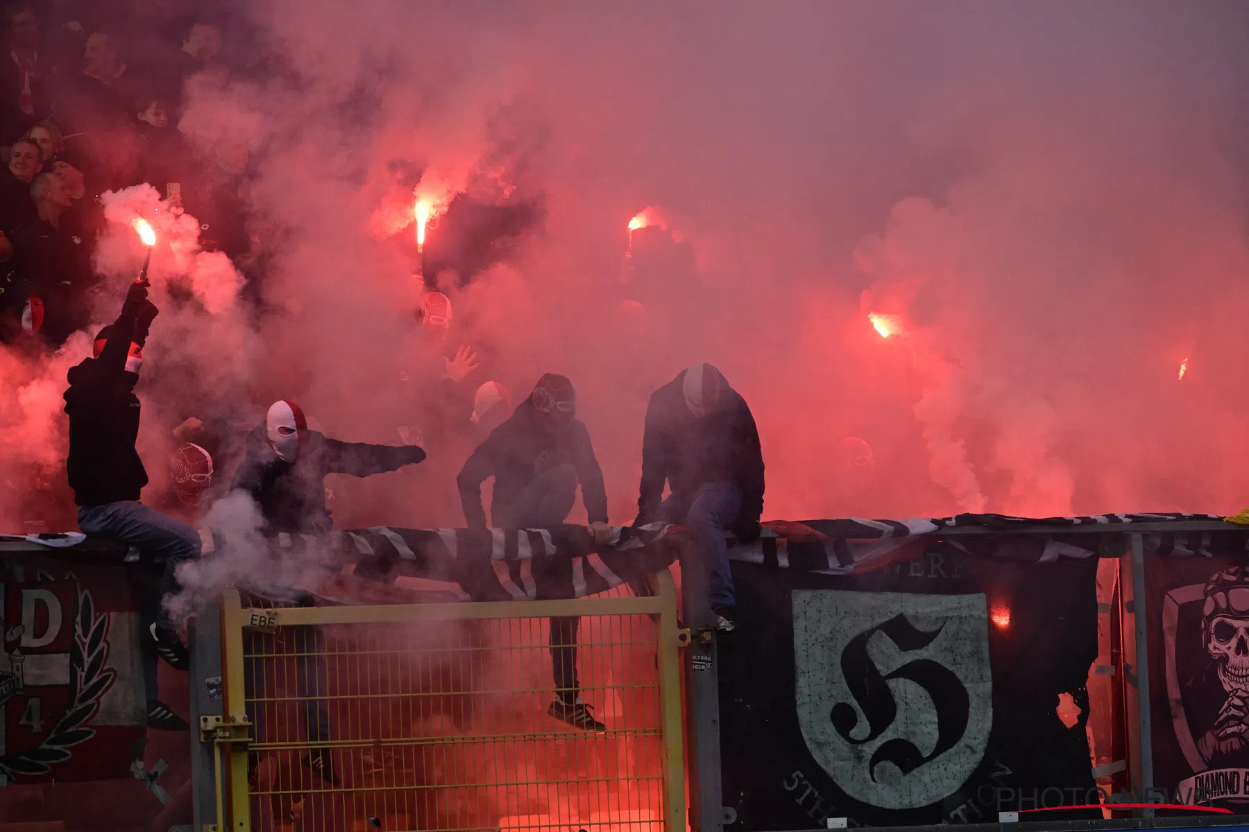 Antwerp FC`s Fans in Opschudding tijdens Derby