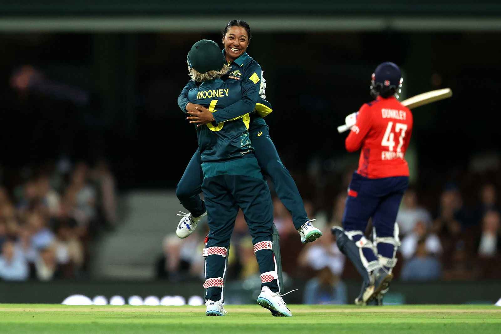 Australia Dominates England in T20I at SCG