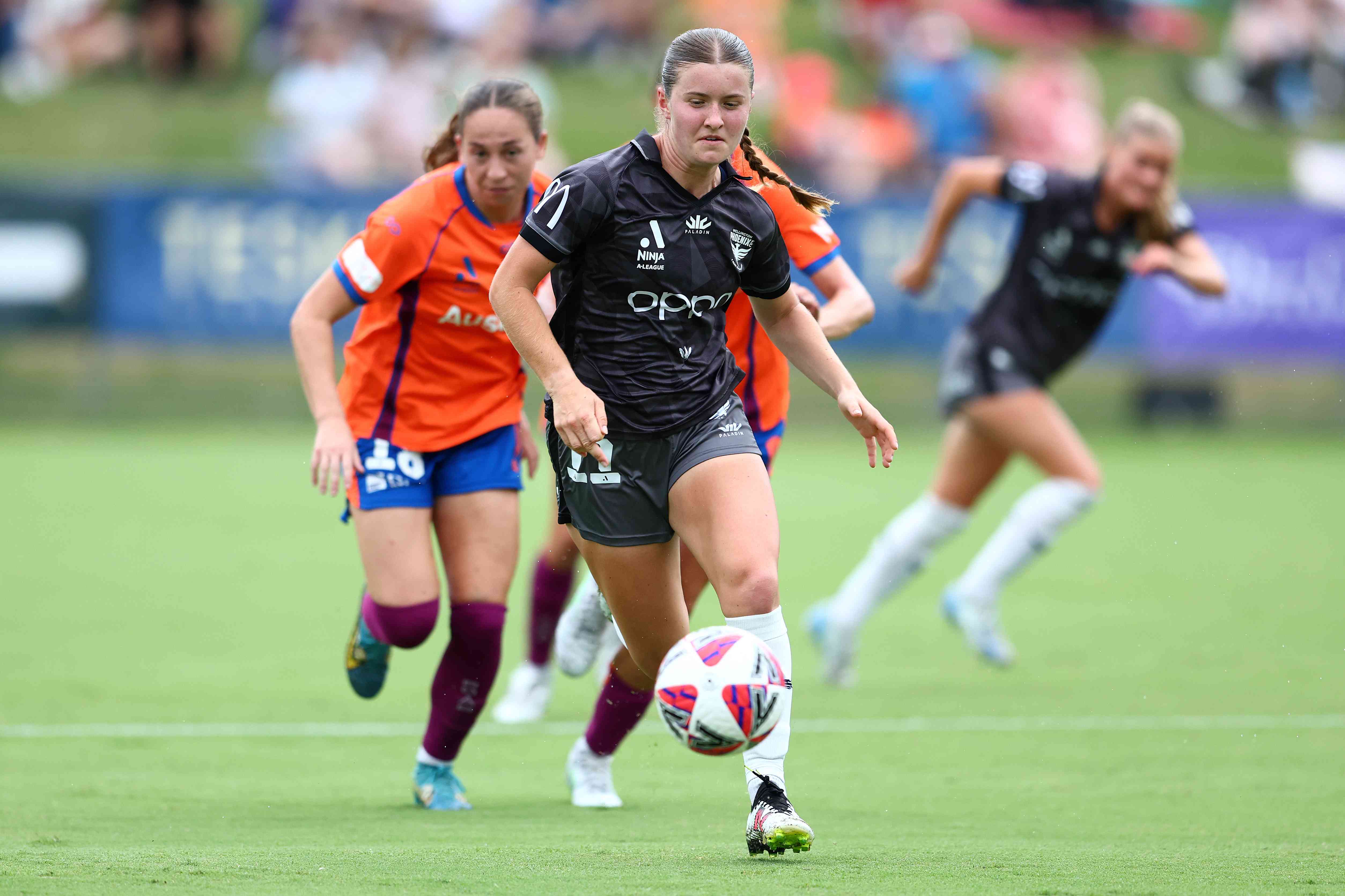 Brisbane Roar Edges Wellington Phoenix in Tight Clash