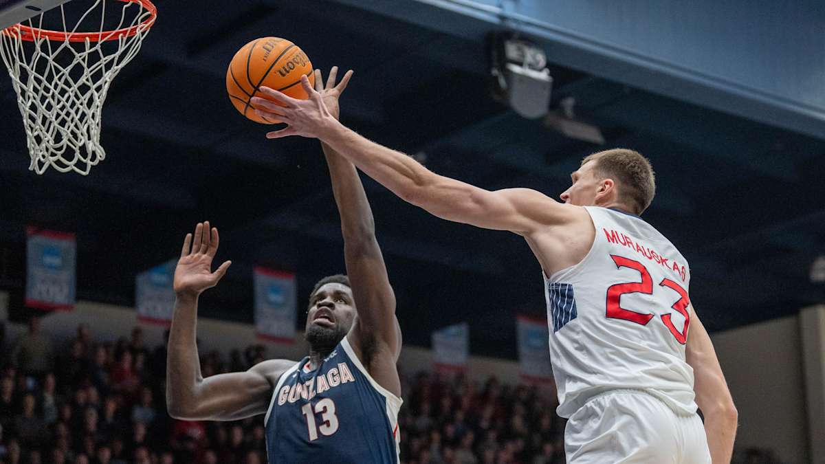 Gaels Edge Bulldogs in Thrilling WCC Showdown