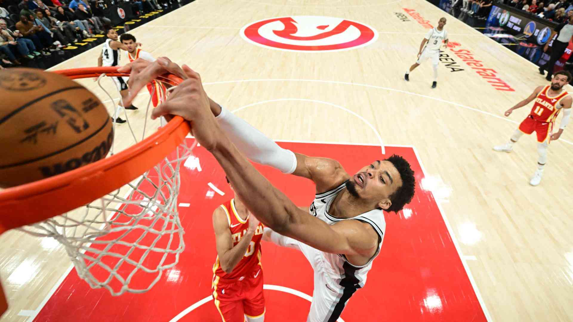 Spurs Edge Hawks in Thrilling 126-125 Victory