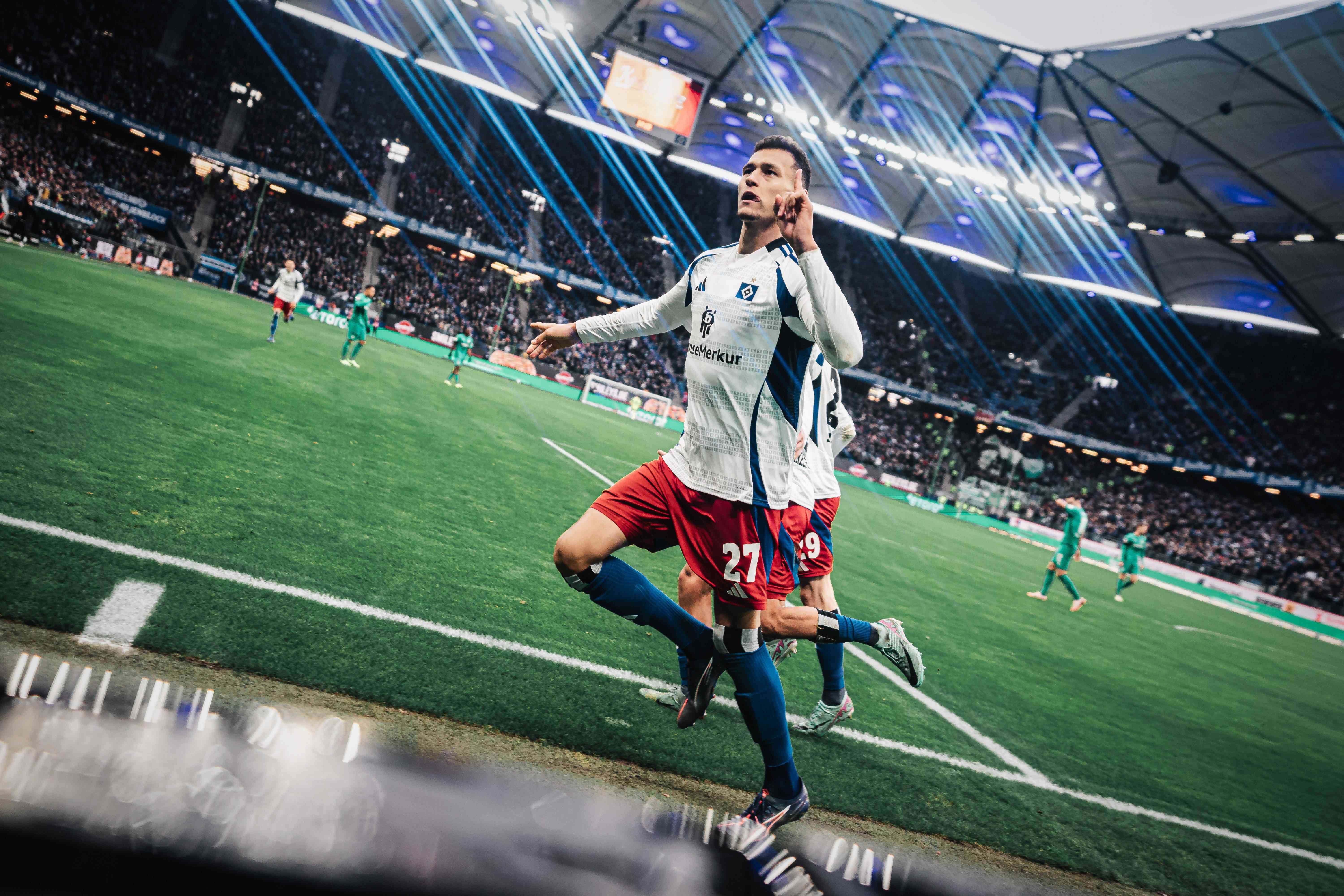2. Bundesliga: Hamburger SV führt nach spannenden Spielen