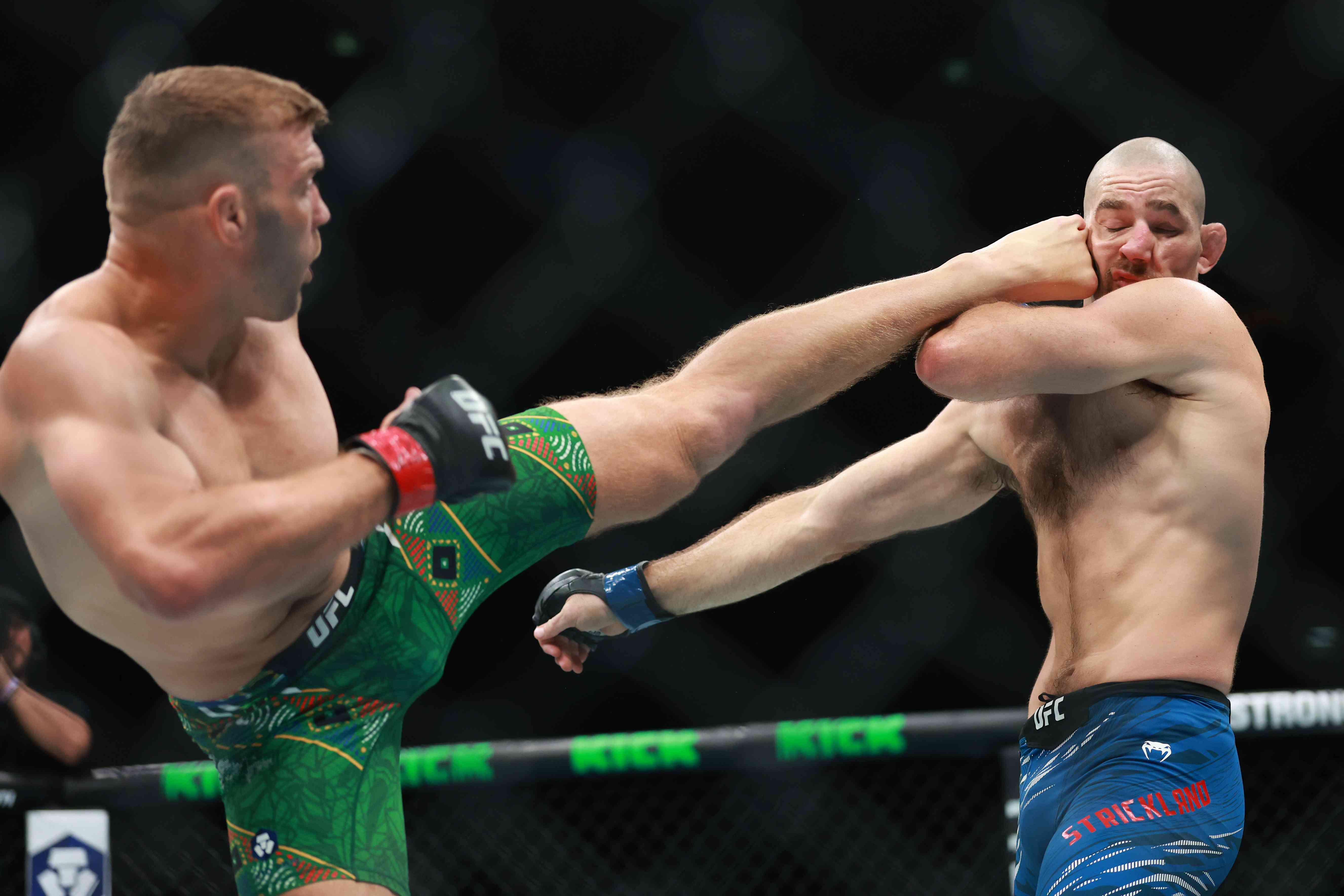 Du Plessis Dominates Strickland at UFC 312