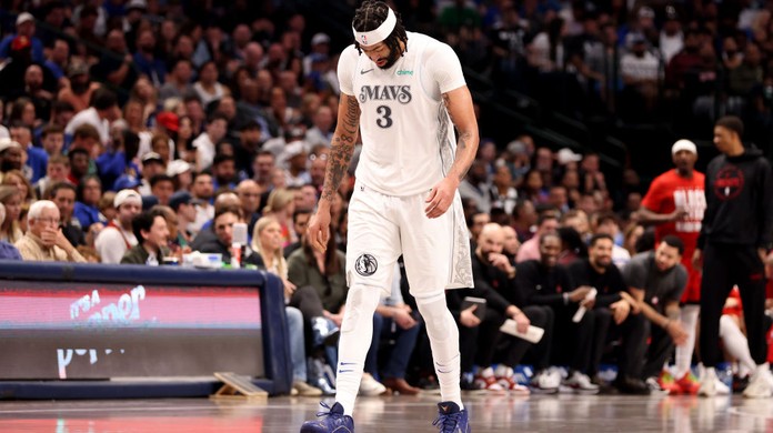 Giannis Antetokounmpo fora do jogo contra os Warriors