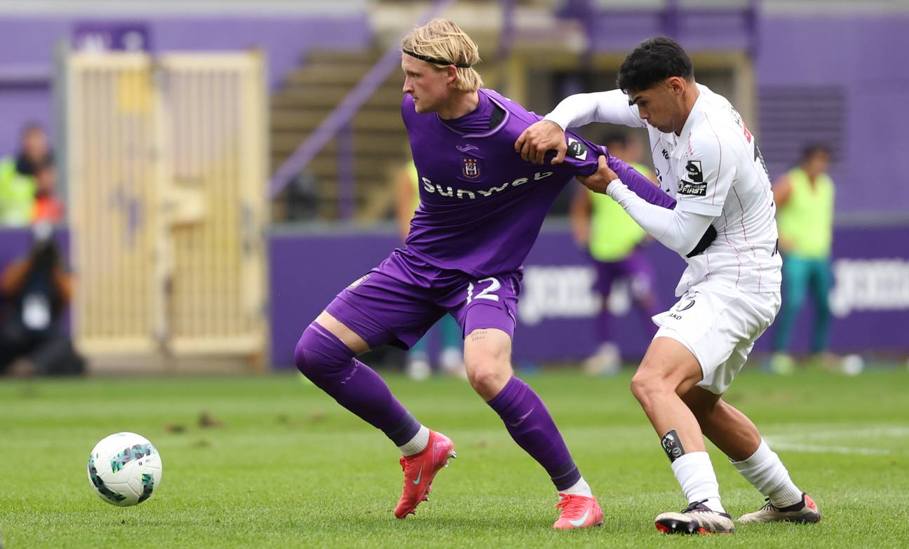 Anderlecht wint van Antwerp en blijft in de race