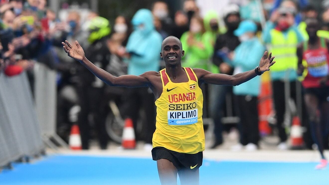 Jacob Kiplimo rompe récord mundial en media maratón