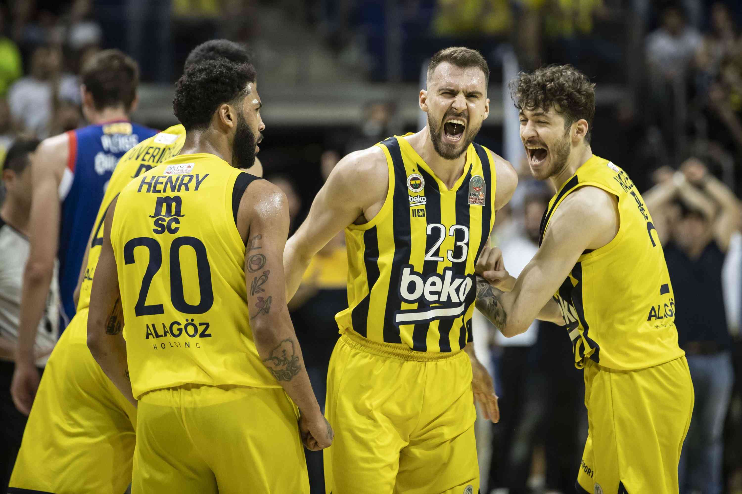 Fenerbahçe ve Anadolu Efes`in Güçlü Performansları