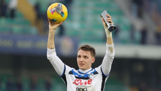 Napoli in testa con Retegui in forma smagliante