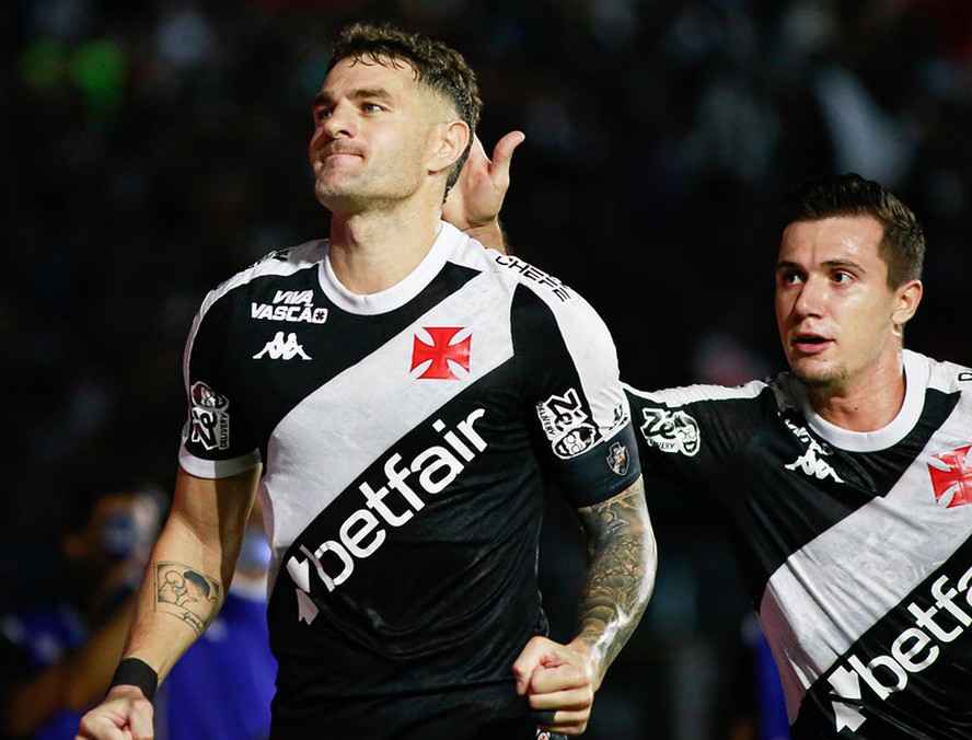 Vasco avança com gol de Vegetti e elimina Botafogo