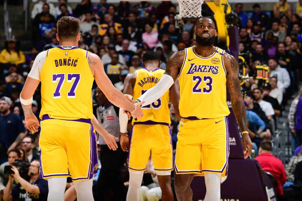 Lakers Triumph Over Mavericks with LeBron`s Brilliance