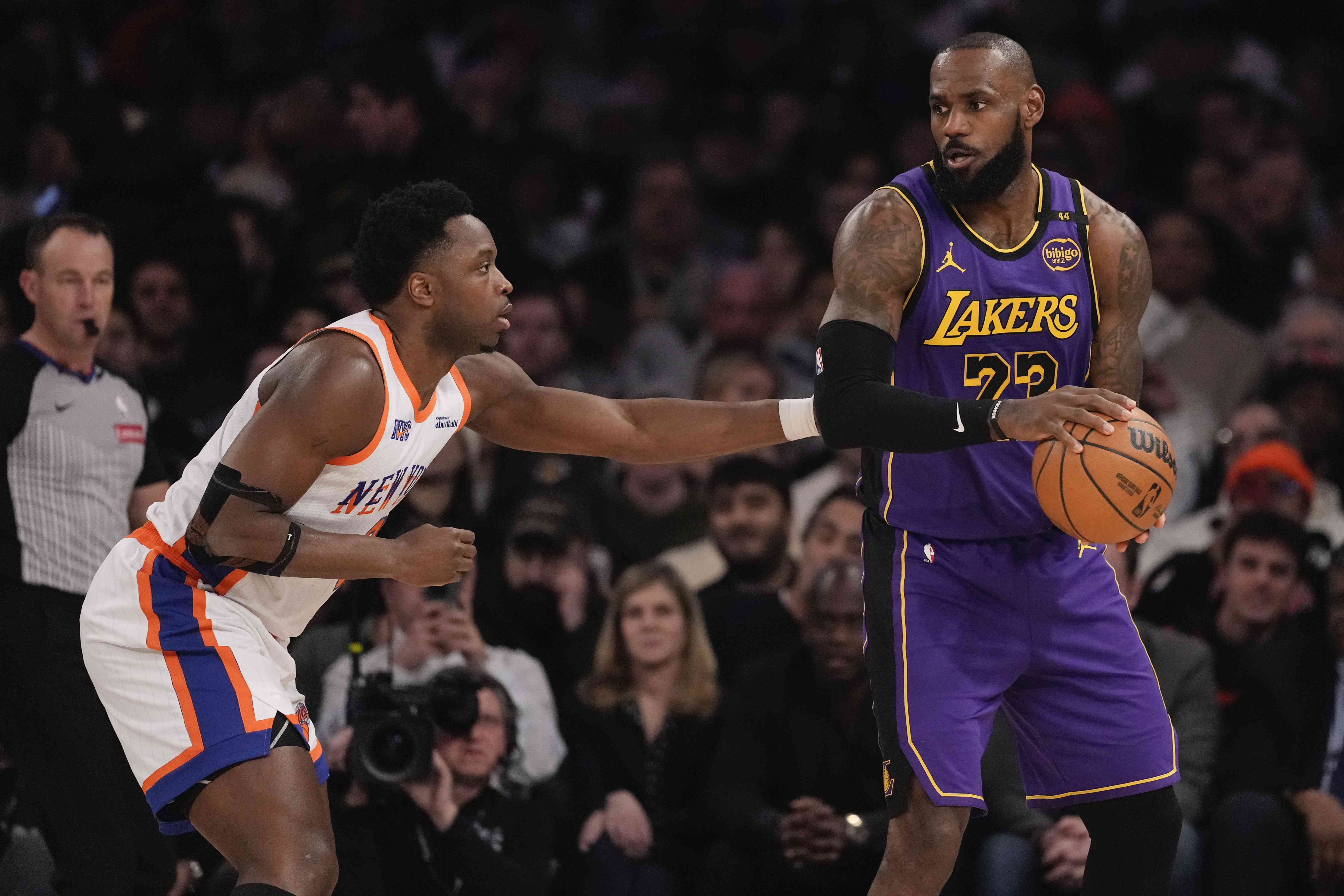 LeBron`s Triple-Double Leads Lakers Past Timberwolves