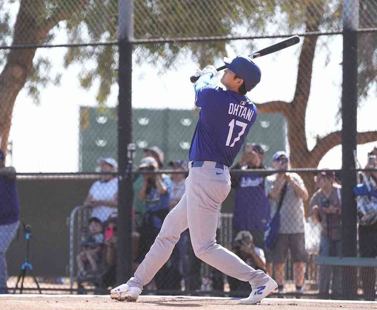 大谷翔平、特大ホームランでキャンプ初日を飾る