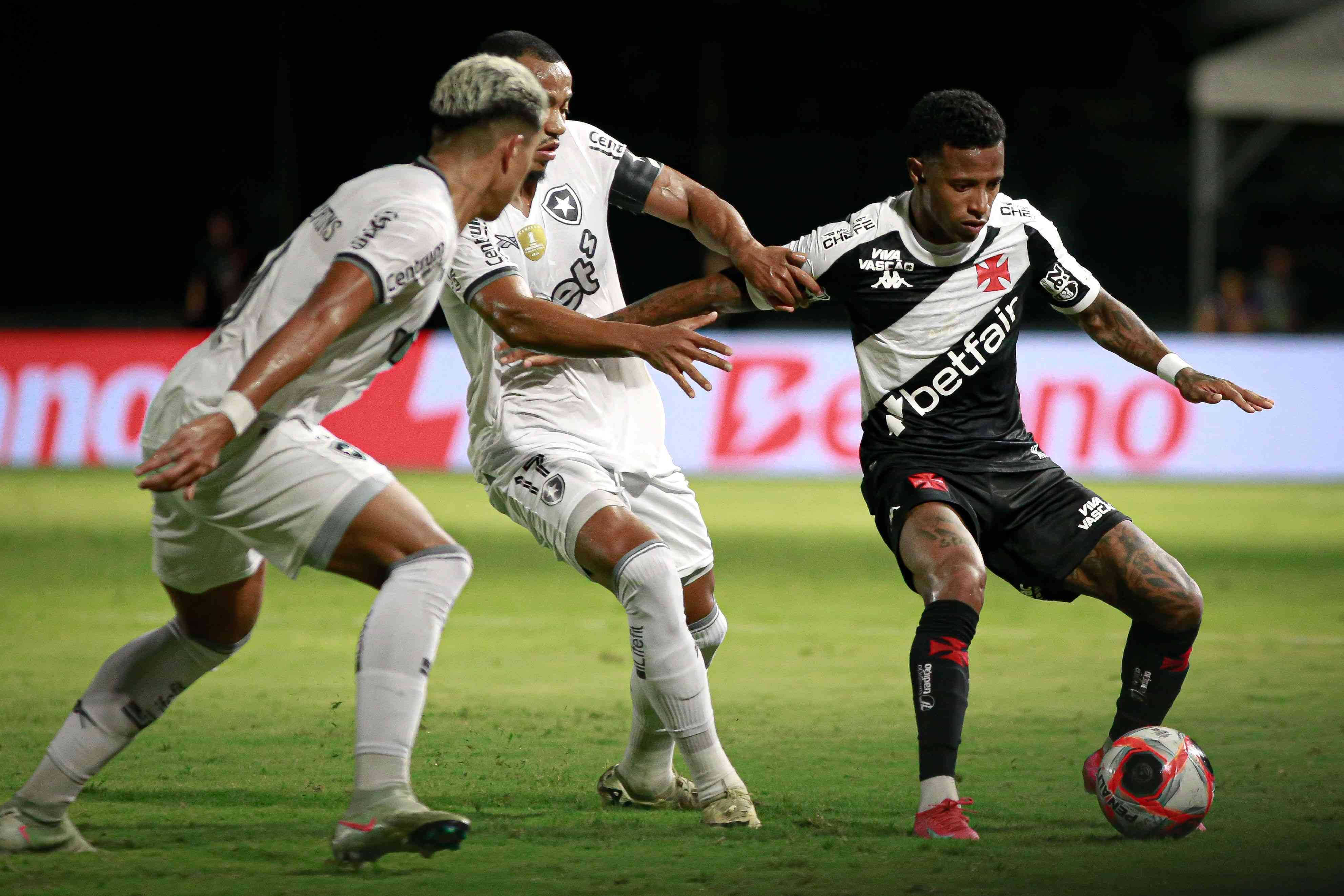 Vasco vence Botafogo e avança no Carioca
