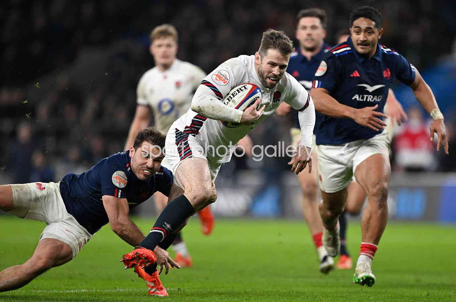 England Eyes Title with Daly`s Impact at Twickenham