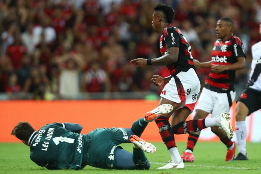 Vídeo da torcida do Flamengo, no Setor Norte, comemorando ...