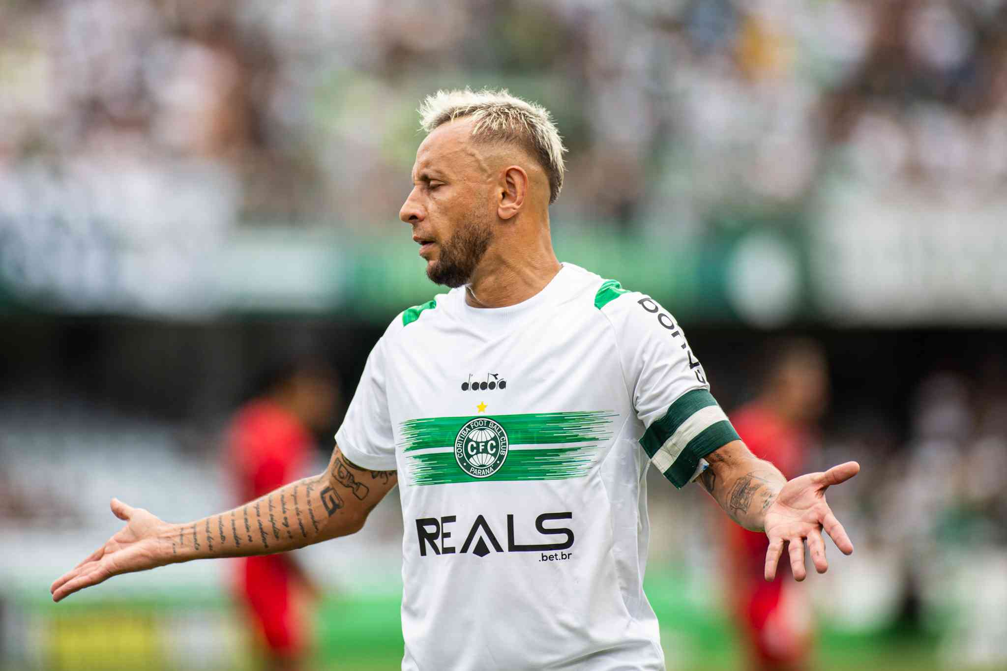 #Coritiba abre o placar no classico com esse golaço de falta ...