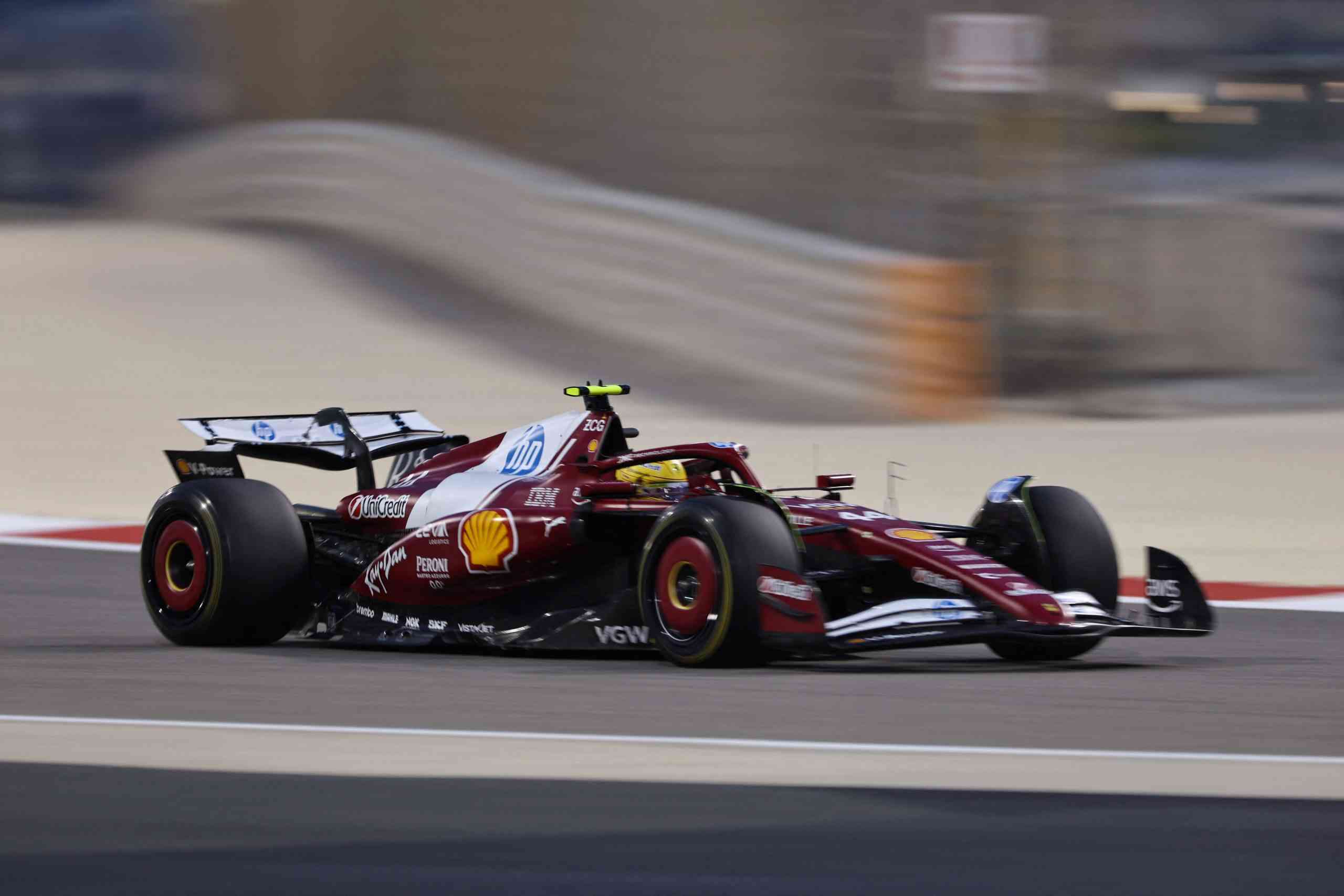 Hamilton brilla en su primera pole con Ferrari