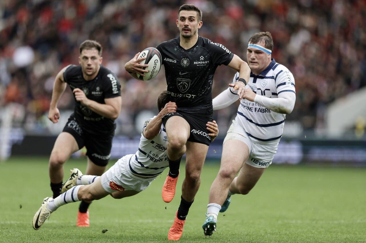 Toulouse écrase Castres et prend la tête du Top 14