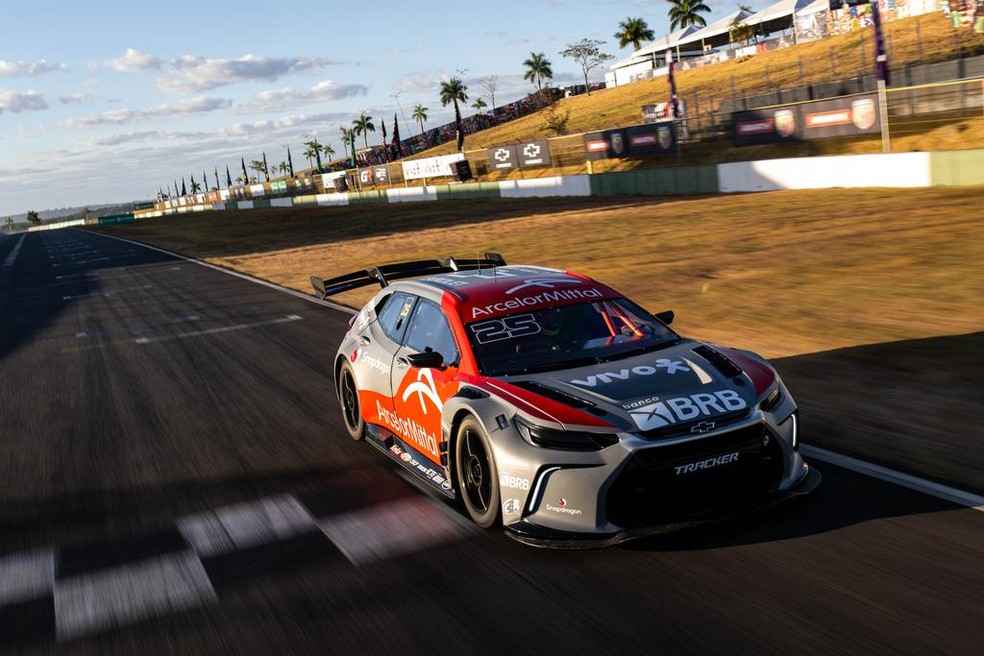 Stock Car 2025: Hélio Castroneves e Mitsubishi retornam