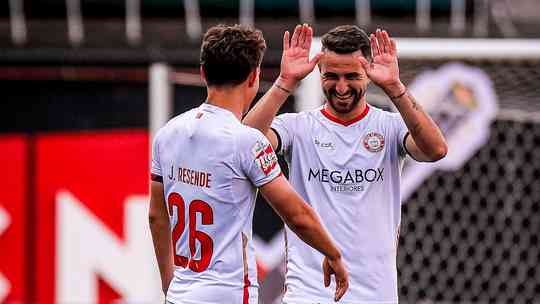 União de Leiria brilha com vitória de 5-0 sobre Oliveirense