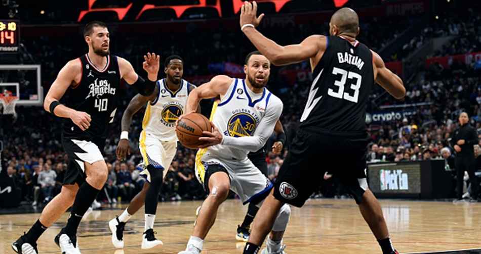 Πόλεμος στο Παρκέ: Ο Στεφ Κάρι οδηγεί τους Warriors