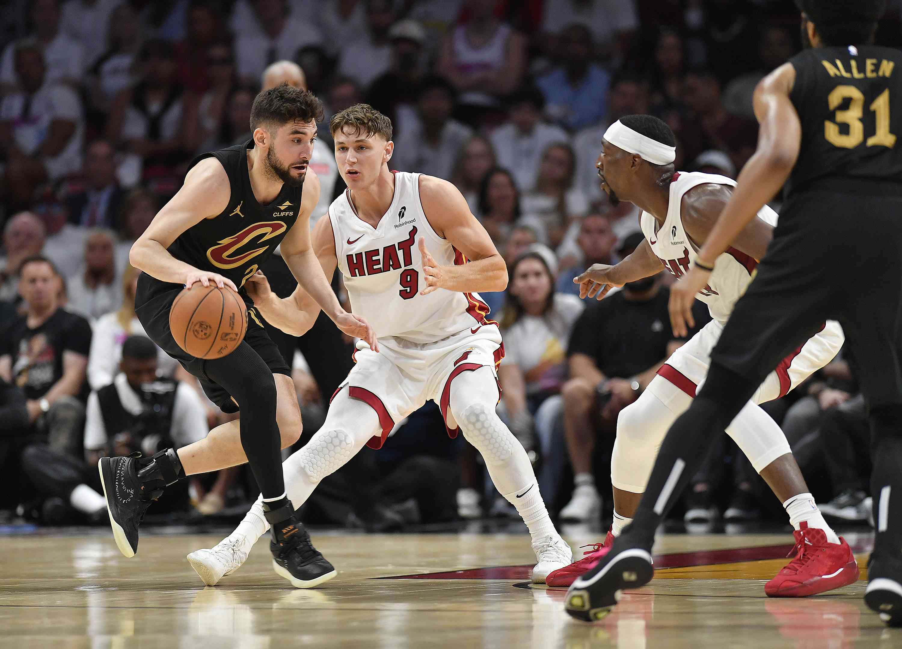 Cleveland Cavaliers dominerar Miami Heat i slutspelet