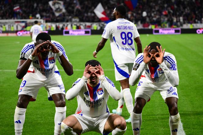 Lyon écrase Rennes et prépare son duel contre Lens