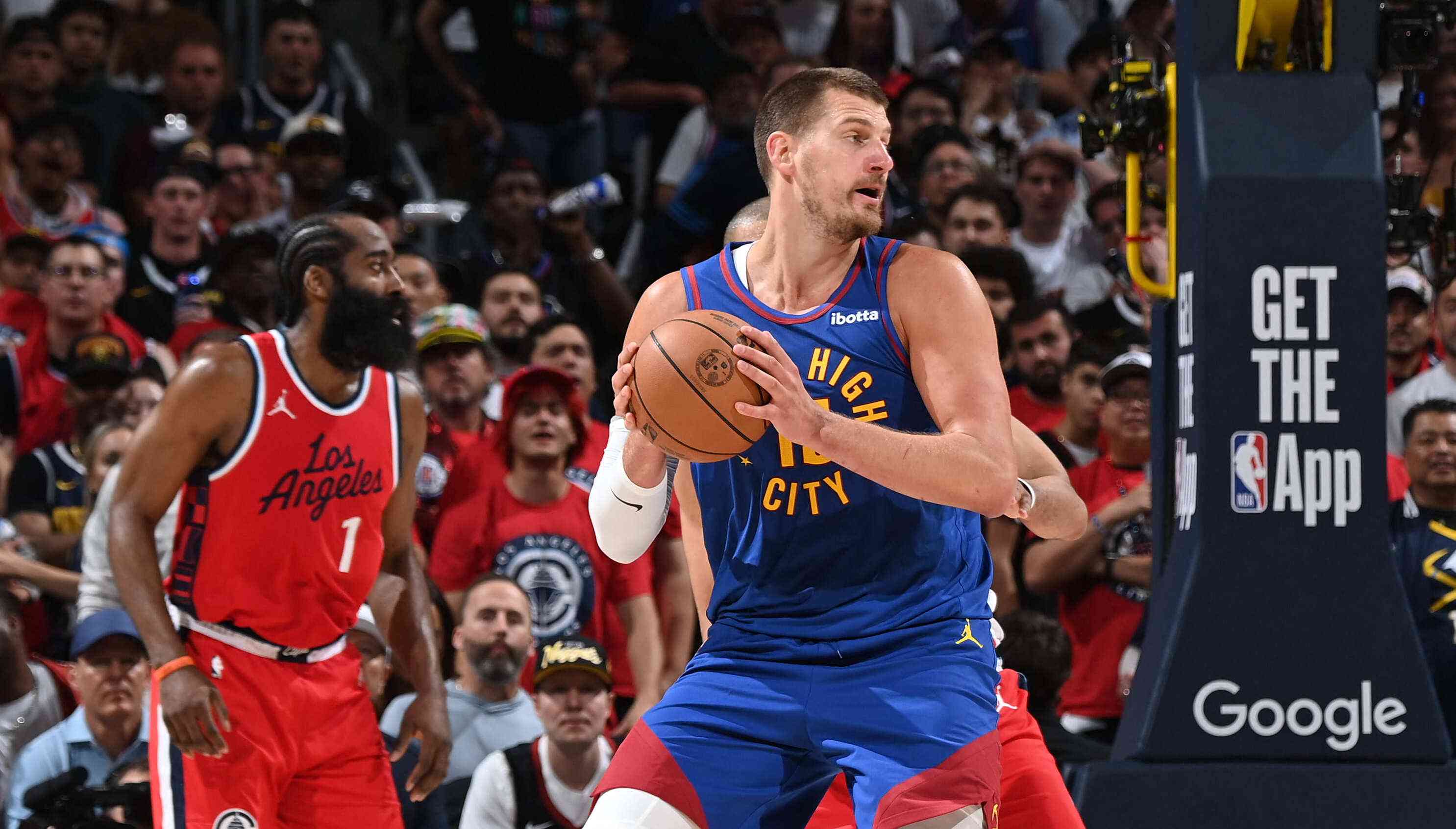 Nuggets avançam com Gordon em destaque