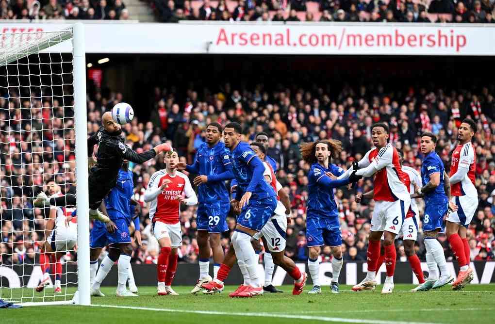 Chelsea đánh bại Liverpool, Arsenal hụt hơi