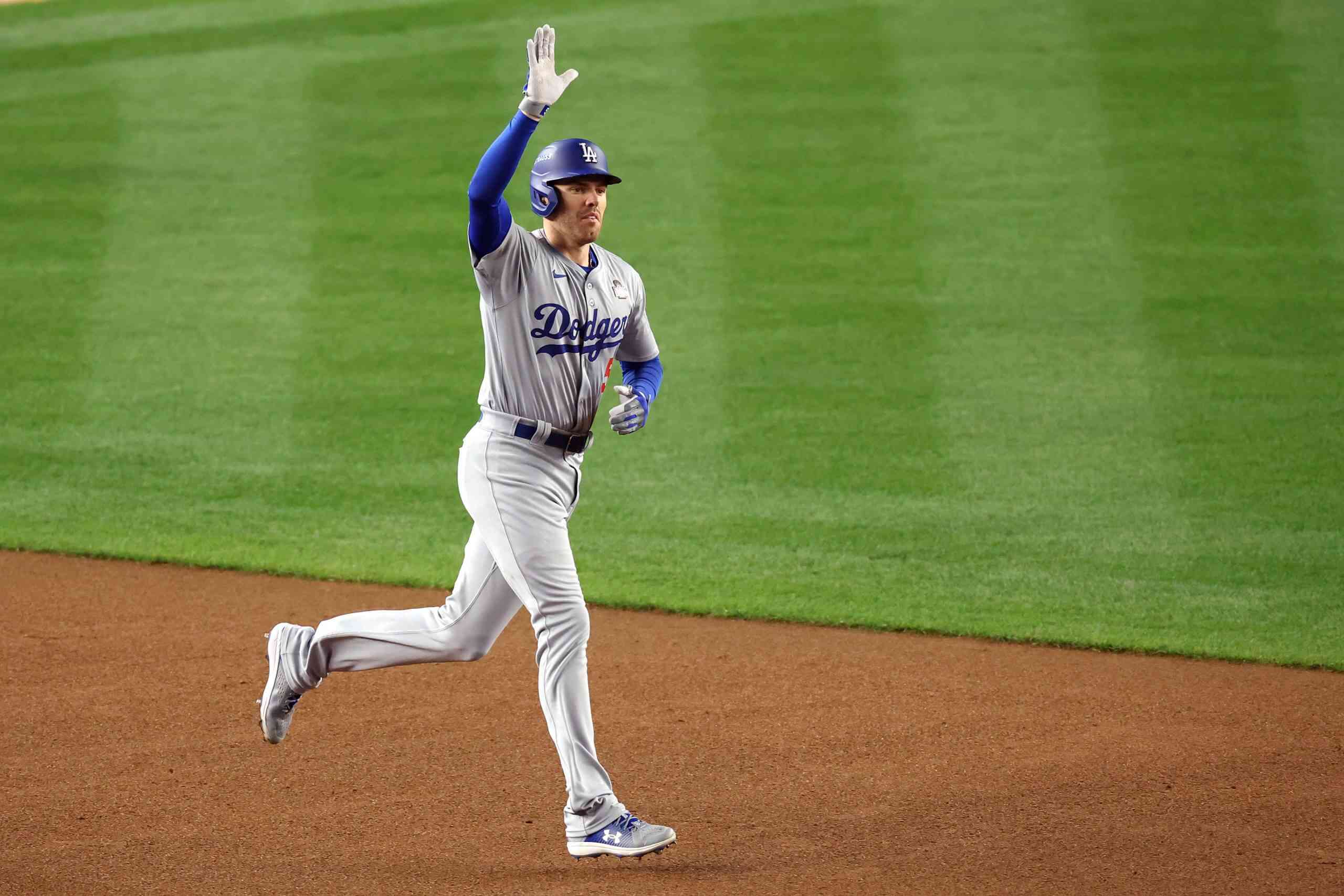 Dodgers Dominate While Yankees Struggle in MLB Showdown