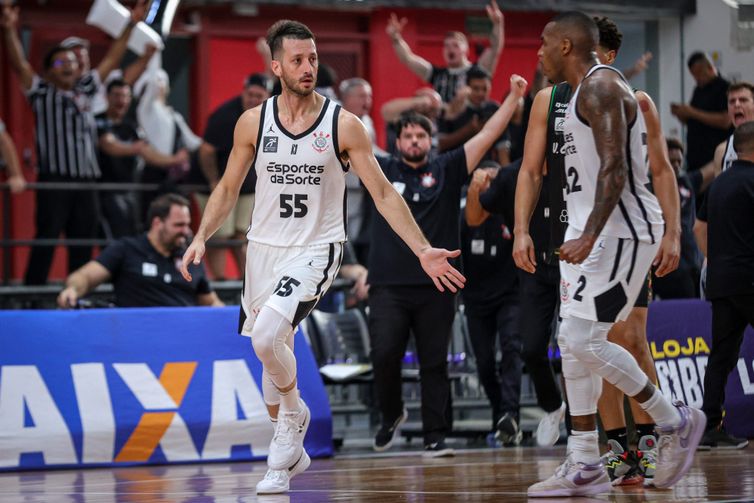 Flamengo brilha e vence Corinthians nas quartas do NBB