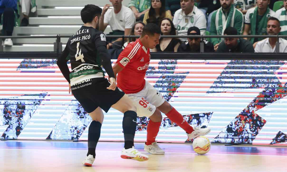 Sporting e Benfica empatam em jogo eletrizante