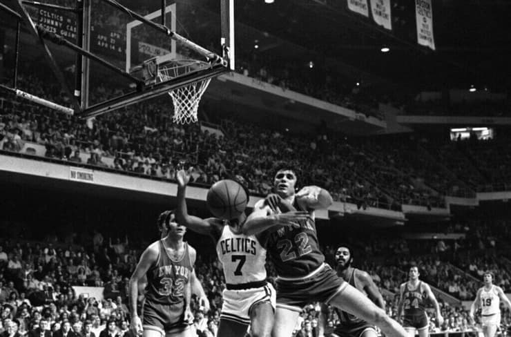 הניקס מול הסלטיקס: קרב מותח בפלייאוף ה-NBA