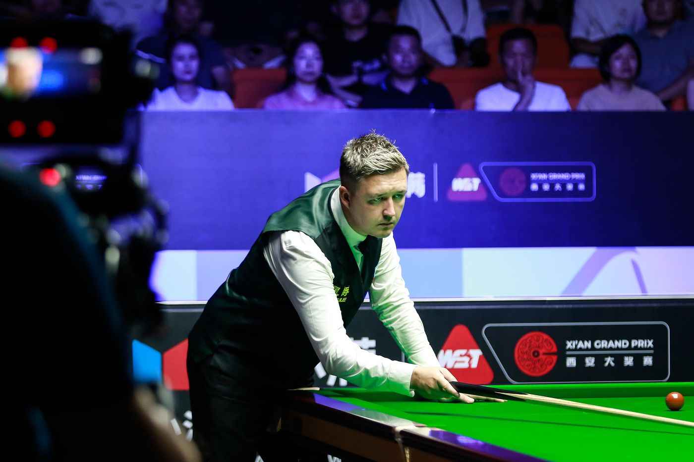 Hawkins Triumphs Over Trump in Snooker Showdown
