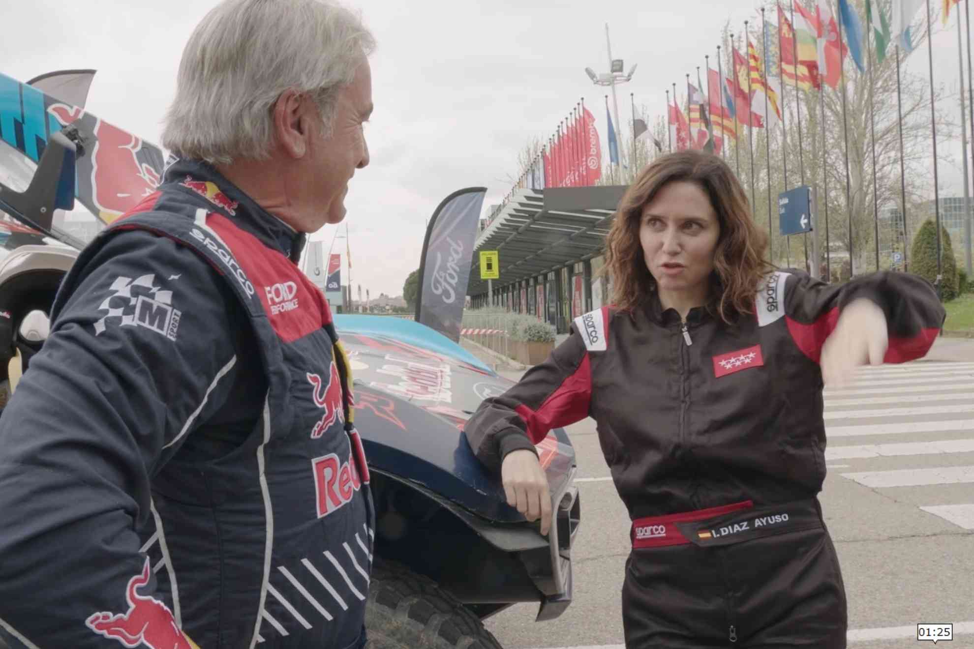 Isabel Díaz Ayuso vive la adrenalina con Carlos Sainz